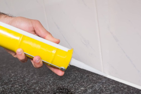 Cómo aplicar y mantener la silicona en juntas y sellados