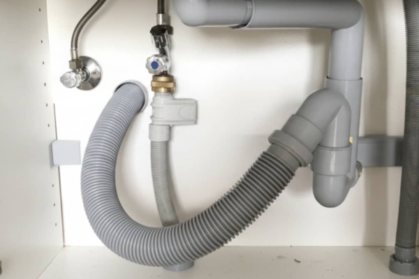 ¿Cómo reparar fuga de agua en el latiguillo del fregadero?