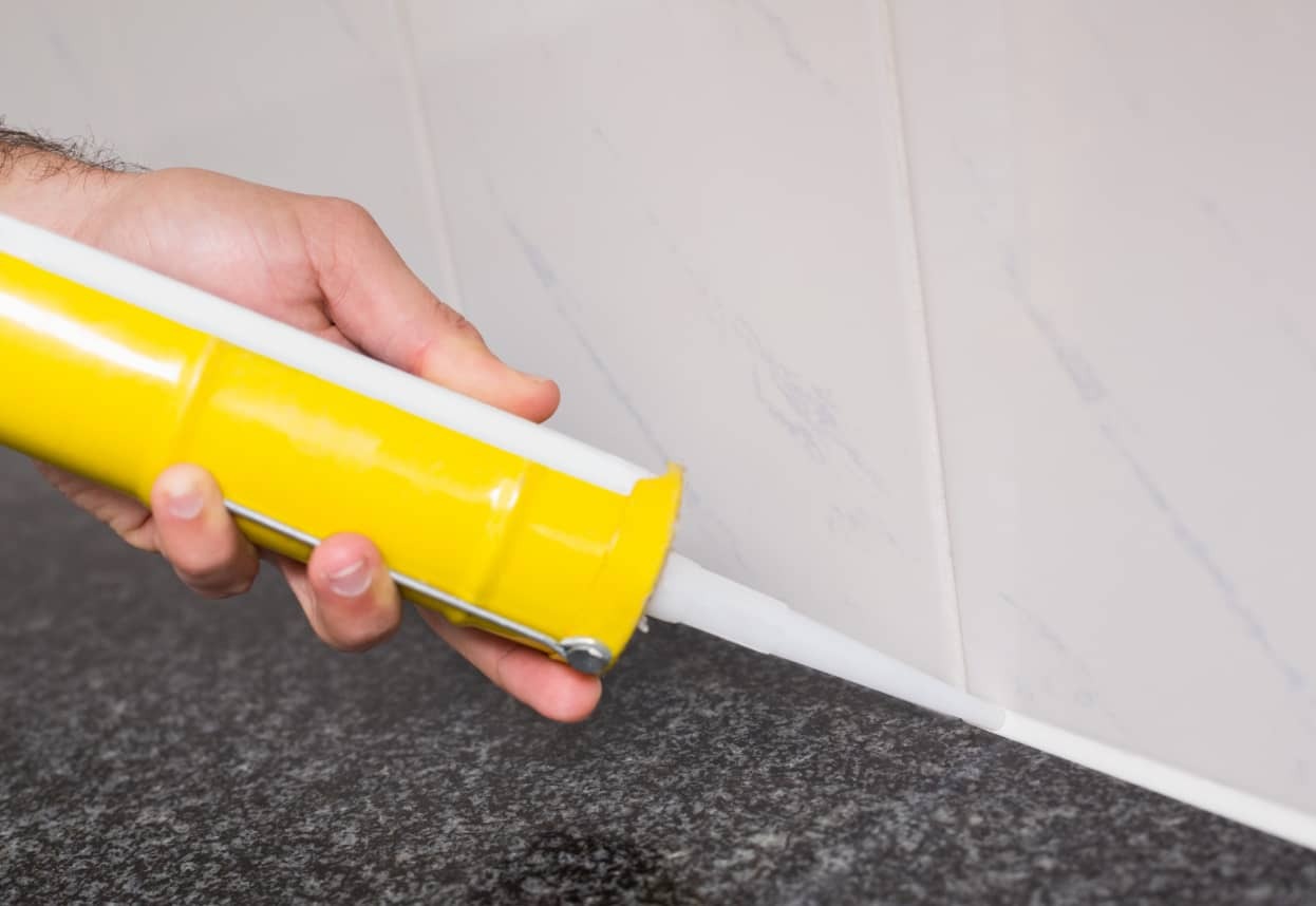 Cómo aplicar y mantener la silicona en juntas y sellados