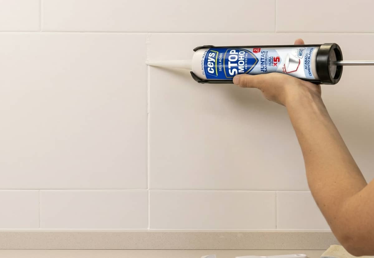 Paso a paso: cómo aplicar un sellador de juntas para evitar filtraciones